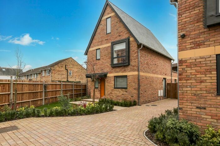 3 Bedroom Detached House To Rent In Furlong Road, Bourne End, SL8