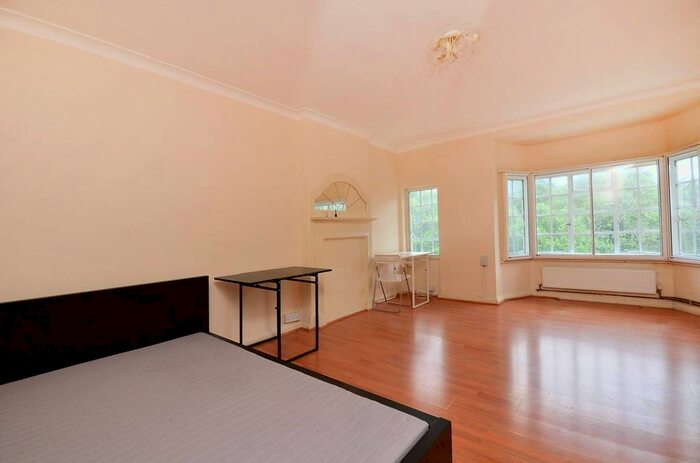 Studio To Rent In Hanger Lane, Ealing, London, W5