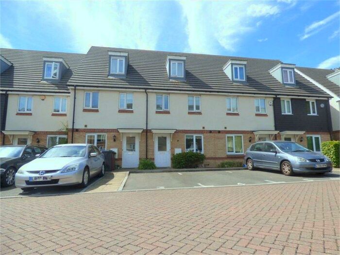 4 Bedroom Town House To Rent In Thornhill Court, Langley, SL3