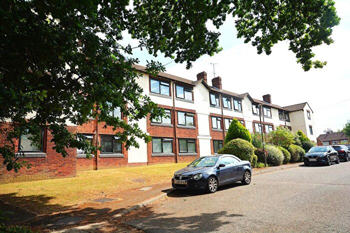 3 Bedroom Flat To Rent In Woodley Court, Amersham, HP7