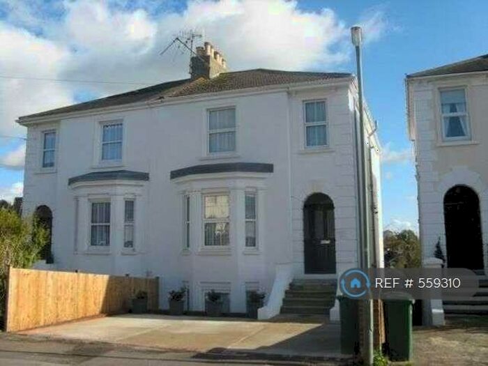 2 Bedroom Flat To Rent In Earlsbrook House, Redhill, RH1