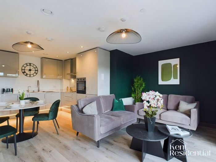 2 Bedroom Flat To Rent In Claribel Court, Maidstone, ME14