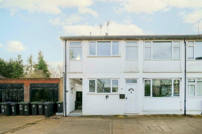 2 Bedroom Maisonette To Rent In Algers Close, Loughton, IG10
