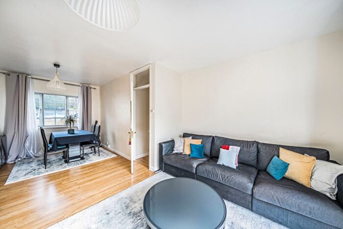 3 Bedroom Bungalow To Rent In Tankerville Road, London, SW16