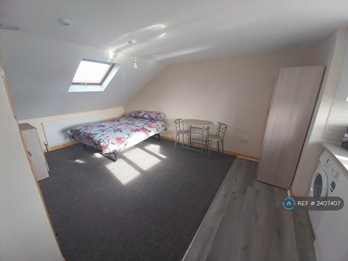 Studio To Rent In Bowes Road, London, N13