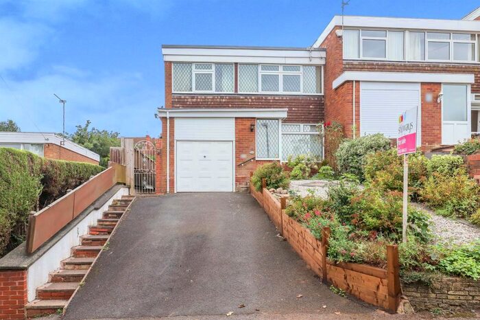 3 Bedroom Property To Rent In Redhill Close, Stourbridge, DY8