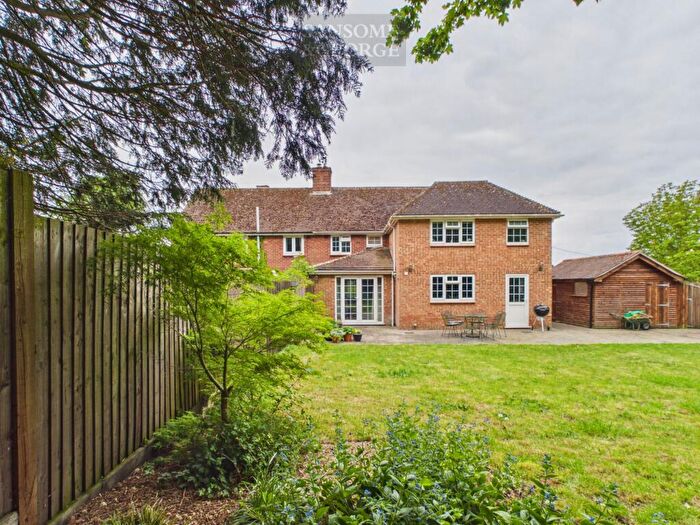 4 Bedroom Semi-Detached House For Sale In Cuckoo Close, North Waltham, RG25