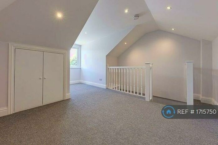 3 Bedroom Maisonette To Rent In Cambridge Grove Road, Kingston Upon Thames, KT1