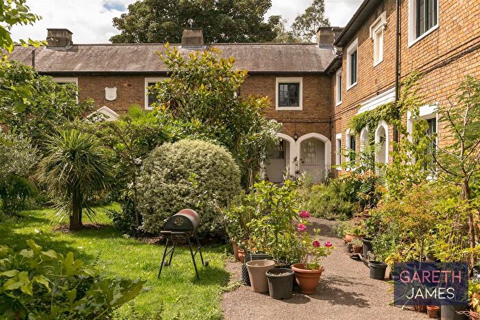 1 Bedroom Flat To Rent In Pilgrims Cloisters, London, SE5