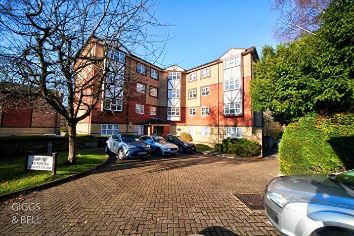 3 Bedroom Flat For Sale In Queens Court, Knights Field, Luton, Bedfordshire, LU2