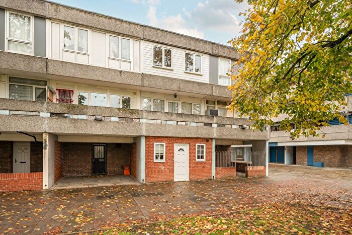 4 Bedroom Town House For Sale In Holstein Way, Erith, DA18