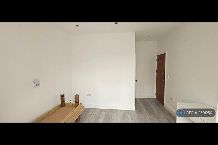 Studio To Rent In Lennox Gardens, London, NW10