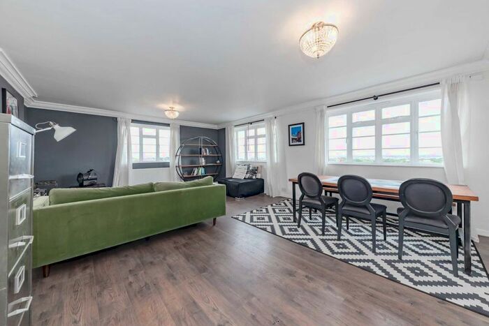 2 Bedroom Flat To Rent In Streatham High Road, London, SW16