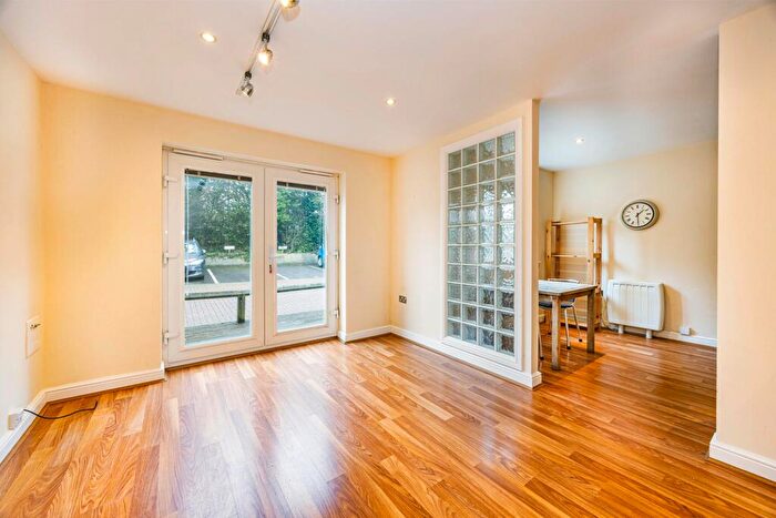 2 Bedroom Flat To Rent In Appleton Gardens, Nottingham, NG3