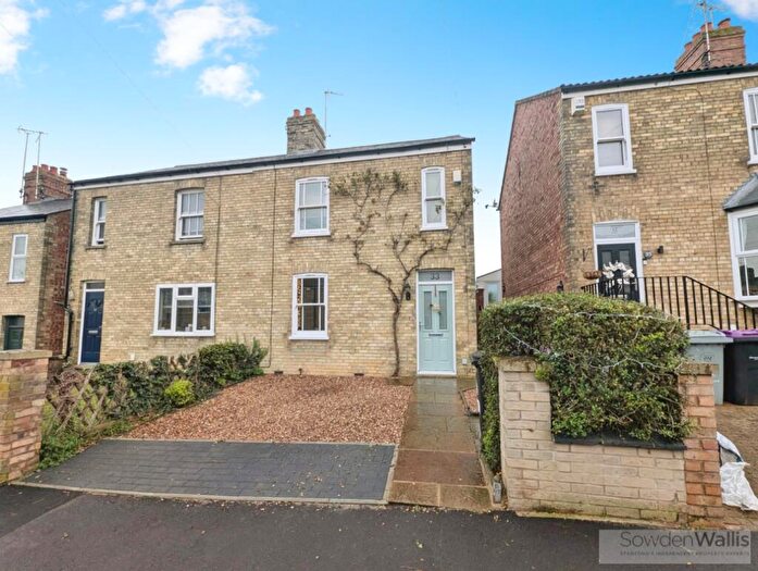 3 Bedroom Semi Detached House For Sale In Queens Walk, Stamford, Lincs, PE9