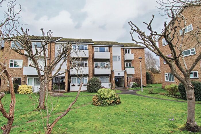 1 Bedroom Flat For Sale In Queens Road, Hersham Village, KT12