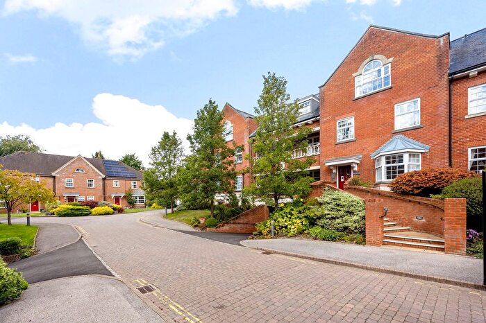 2 Bedroom Flat For Sale In Potters Place, Horsham, RH12
