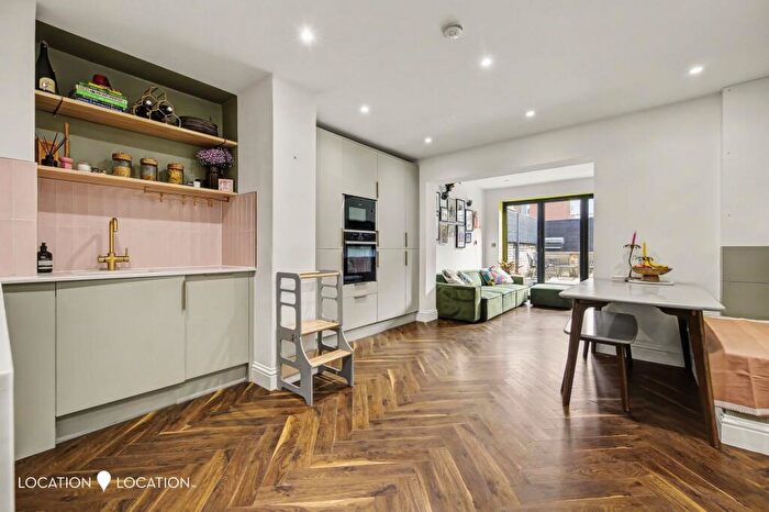 2 Bedroom Flat For Sale In Albion Road, London, N16