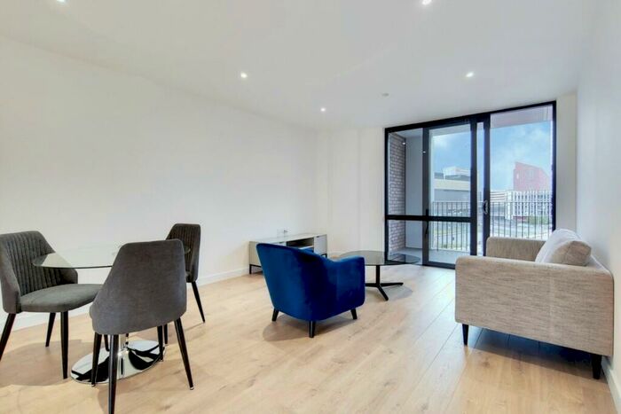 3 Bedroom Flat To Rent In Forrester Way Stratford, E15