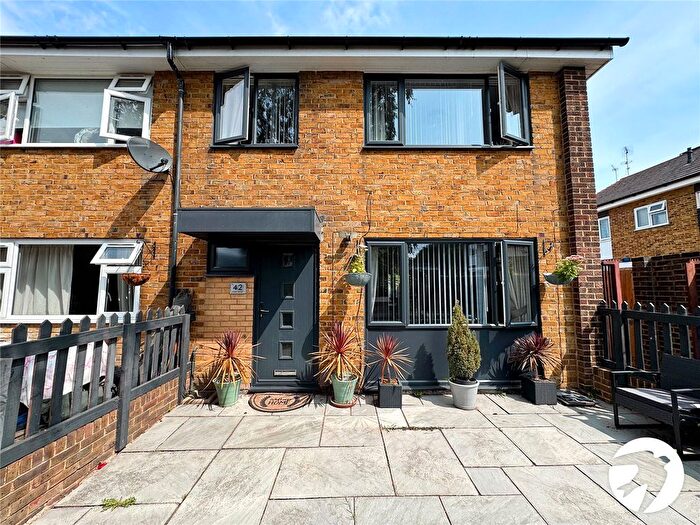 3 Bedroom End Terrace House For Sale In Fern Walk, Sittingbourne, Kent, ME10