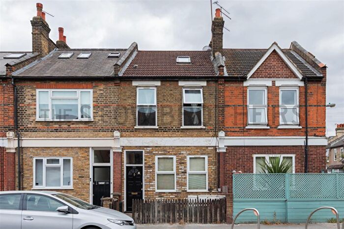 2 Bedroom Flat To Rent In Coppermill Lane, Walthamstow, E17