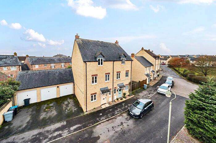 3 Bedroom Semi-Detached House To Rent In Cedar Road, Carterton, OX18