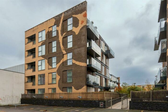 2 Bedroom Apartment To Rent In Jacks Farm Way, Highams Park, E4