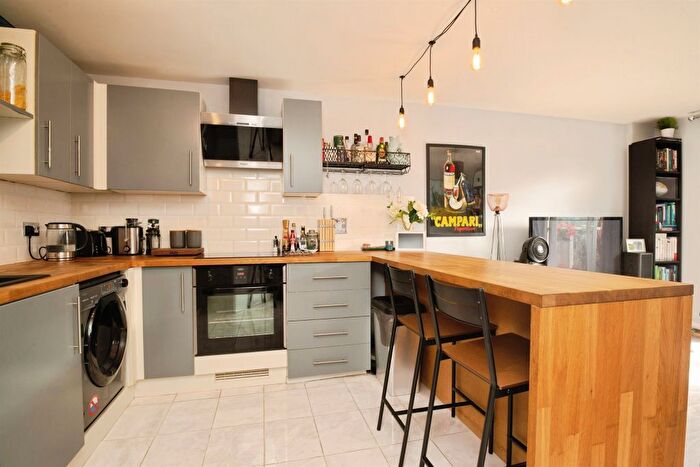 2 Bedroom Flat For Sale In Overstone Court, Cardiff, CF10