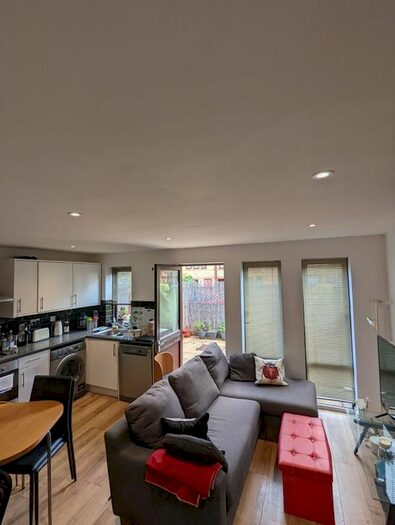 2 Bedroom Maisonette To Rent In Wapping, Lime Close, London, E1W