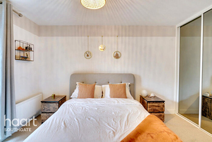 1 Bedroom Flat For Sale In Ebony Crescent, Barnet, EN4