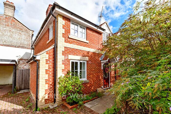 2 Bedroom Semi-Detached House For Sale In South Street, Havant, Hampshire, PO9