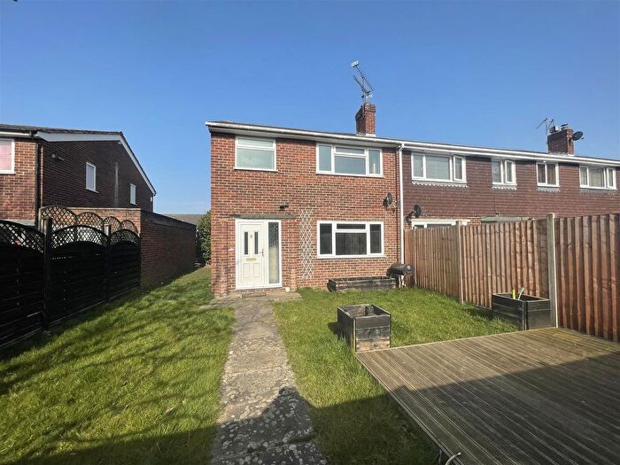 3 Bedroom End Terrace House To Rent In Beaulieu Gardens, Blackwater, Camberley, GU17