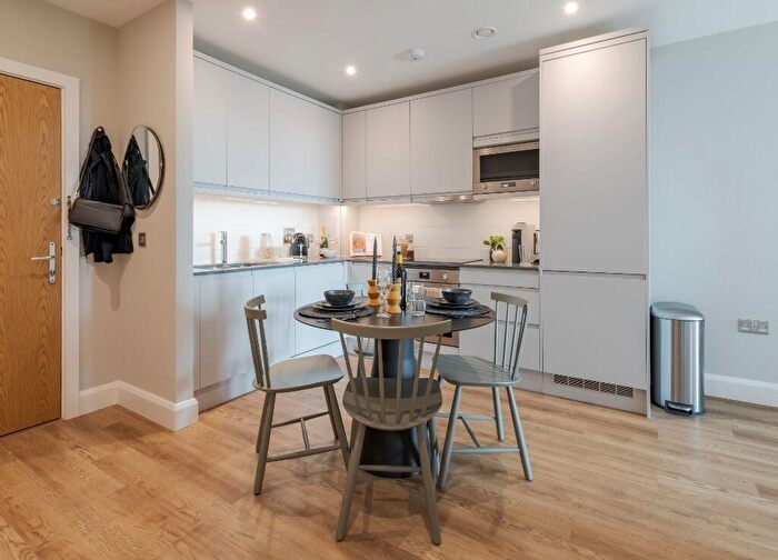 2 Bedroom Apartment To Rent In Moat Street, London, SW11