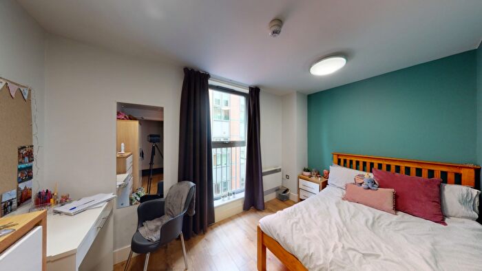 3 Bedroom Flat To Rent In Catherine House, Woolpack Lane, D3