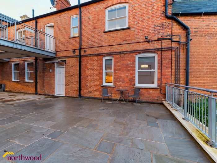 2 Bedroom Flat To Rent In High Street, Banbury OX16