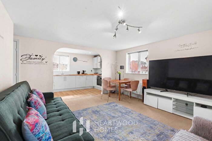 2 Bedroom Apartment For Sale In Walker Grove, Hatfield, AL10