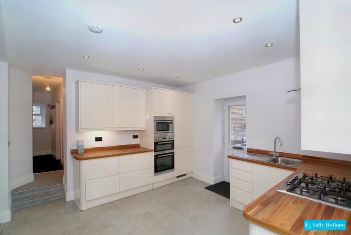 2 Bedroom Flat To Rent In Rutland Street, Matlock, DE4