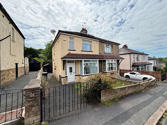 3 Bedroom Semi-Detached House For Sale In Thornhill Drive, Shipley, BD18