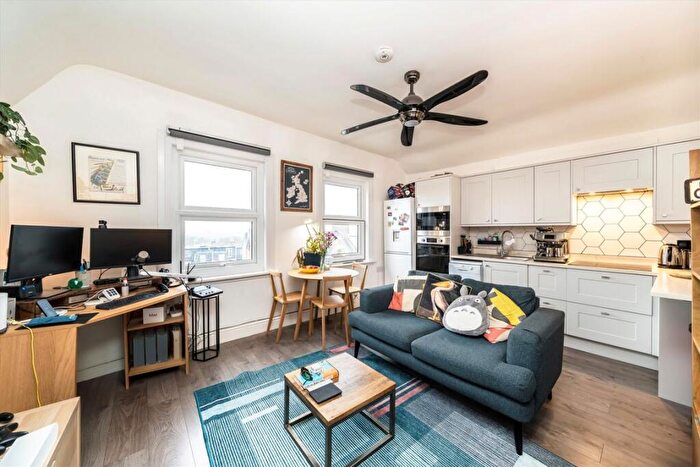 1 Bedroom Flat For Sale In Bromar Road, Camberwell, SE5