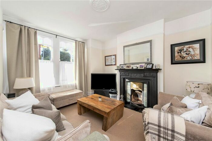 2 Bedroom Flat To Rent In Badminton Road, London, SW12