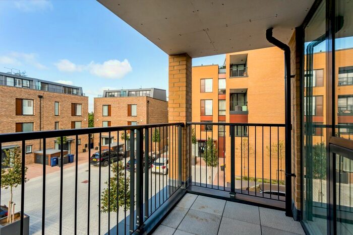 2 Bedroom Flat To Rent In Quayle Crescent, London, N20