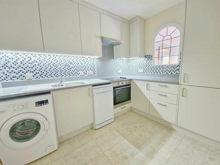 2 Bedroom Apartment To Rent In Deyncourt Gardens, Upminster, RM14