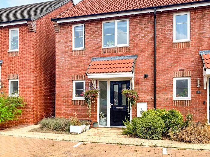 2 Bedroom End Of Terrace House For Sale In Linnet Grove, Didcot, Oxfordshire, OX11