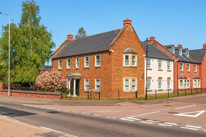 2 Bedroom Apartment For Sale In Reffield Close, Towcester, NN12