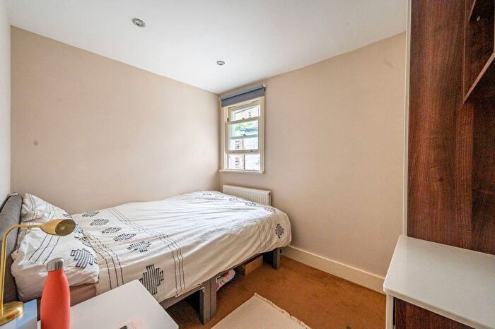 3 Bedroom Flat To Rent In Union Road, Clapham North, London, SW4