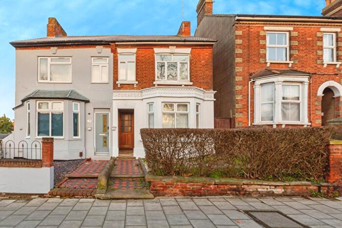 3 Bedroom Semi Detached House For Sale In Bierton Road, Aylesbury, HP20