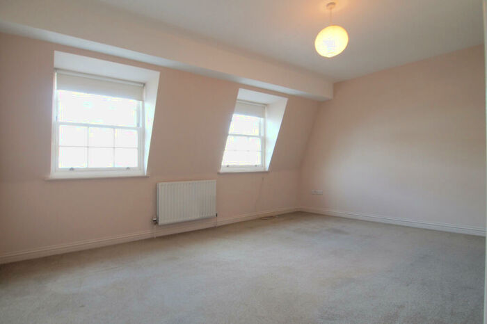 2 Bedroom Apartment To Rent In Crummock Chase, Surbiton, KT6