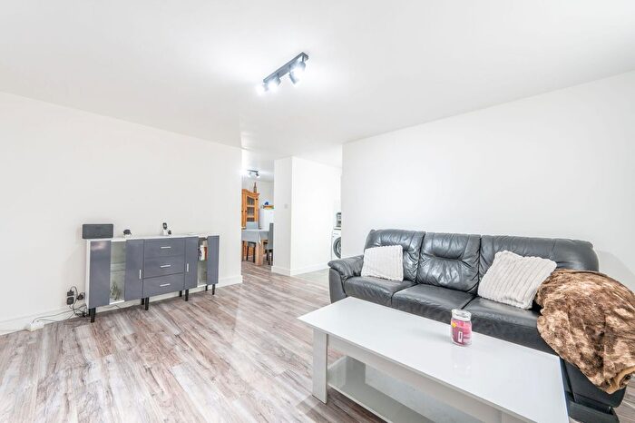 2 Bedroom Flat For Sale In Dartmouth Close, Westbourne Grove, London, W11