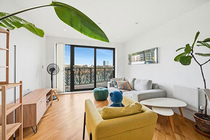 2 Bedroom Flat For Sale In Cityview Point, Leven Road, E14