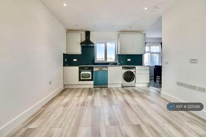3 Bedroom Flat To Rent In Hardinge Road, London, NW10